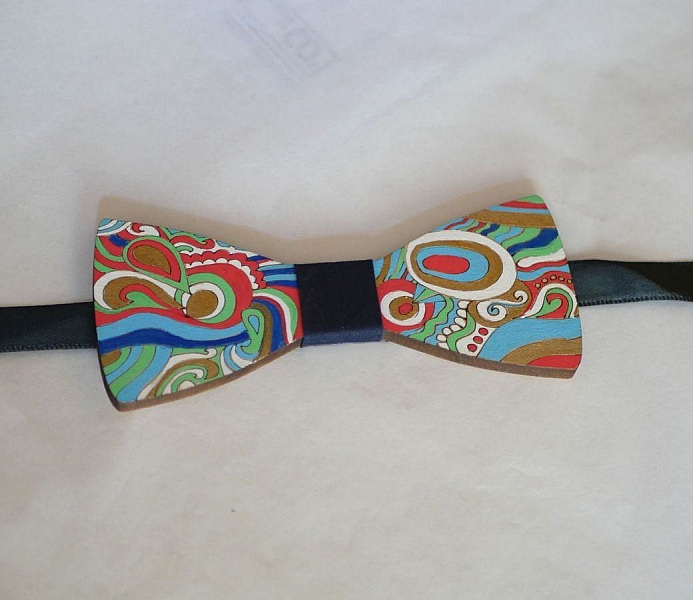 Noeud papillon en bois peint au motif hippie chic.