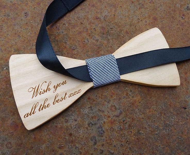 Hippie chic bl&aring; s&oslash;lvmalet tr&aelig;bue, en unik h&aring;ndlavet kreation