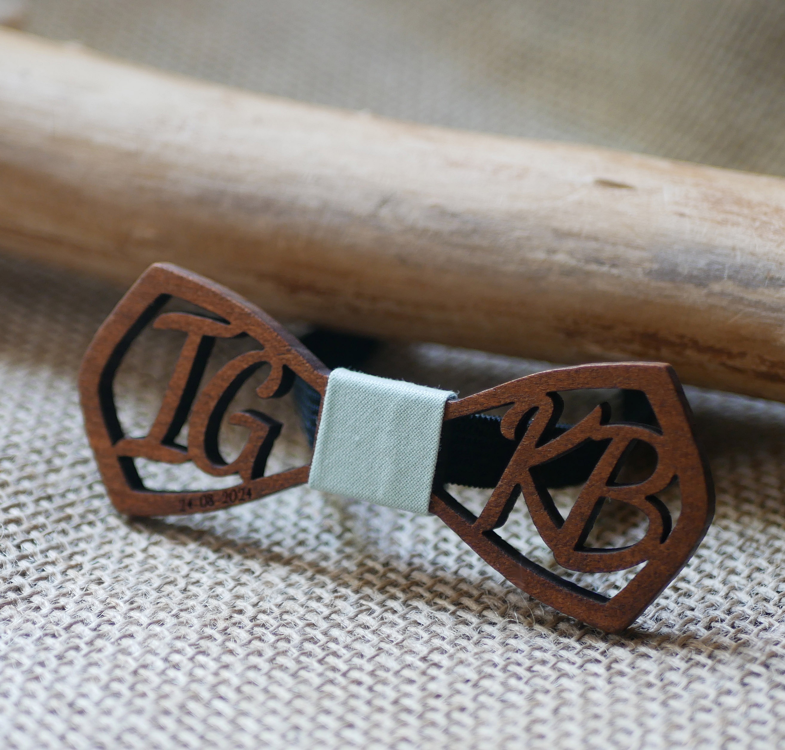 Noeud papillon en bois personnalisé avec initiales gravées.