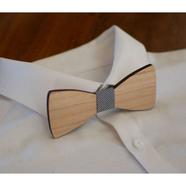 Sl&oslash;jfe med lige kanter i fransk naturtr&aelig;, der kan personligg&oslash;res med gravering, fremstillet i Frankrig