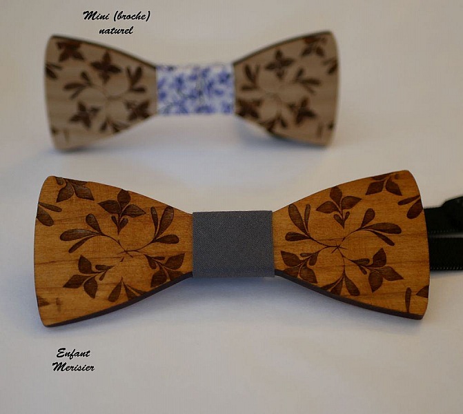 Tr&aelig;strik til b&oslash;rn, graveret med blomster, der skal personligg&oslash;res, matchende med m&aelig;ndenes model