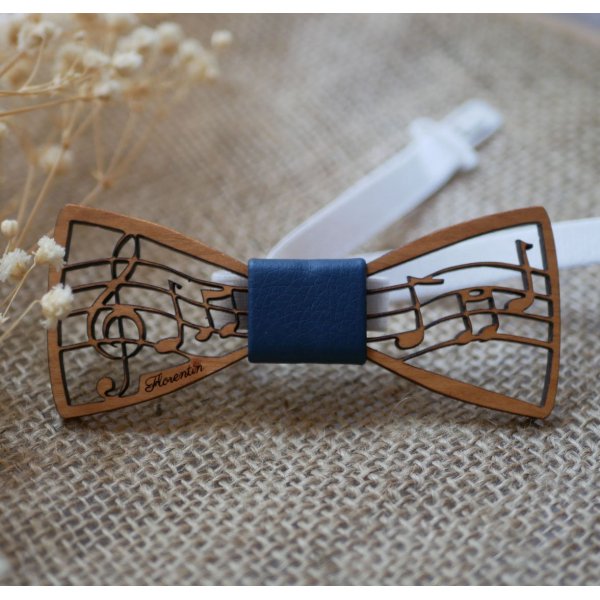 Strik i tr&aelig; til b&oslash;rn, musik tema, med partitur og diskantn&oslash;gle, kan tilpasses