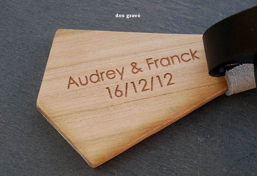 Tr&aelig;sn&oslash;rkl&aelig;de til m&aelig;nd og broche til kvinder til personlig tilpasning