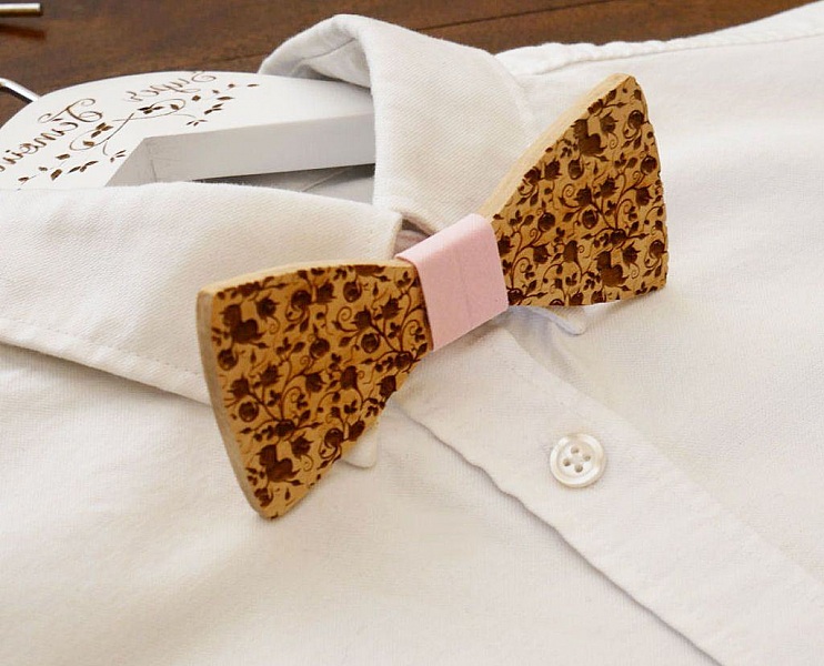 Strik i kirseb&aelig;rtr&aelig; med sm&aring; indgraverede blomster, der kan personligg&oslash;res ved at indgravere p&aring; bagsiden, fremstillet i Frankrig