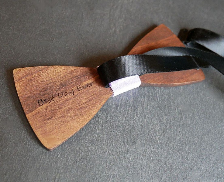 Sl&oslash;jfe i valn&oslash;d med sm&aring; indgraverede blomster