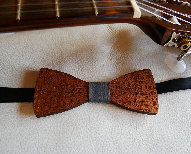 Sl&oslash;jfe i valn&oslash;d med sm&aring; indgraverede blomster