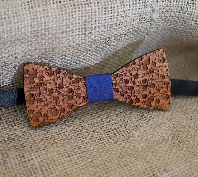 Sl&oslash;jfe i valn&oslash;d med sm&aring; indgraverede blomster