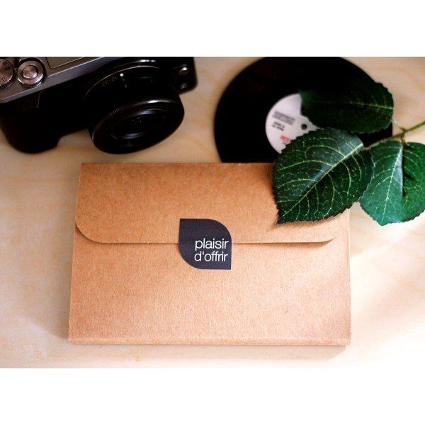 Graveret butterfly i bejdset tr&aelig; med huller til personligg&oslash;relse