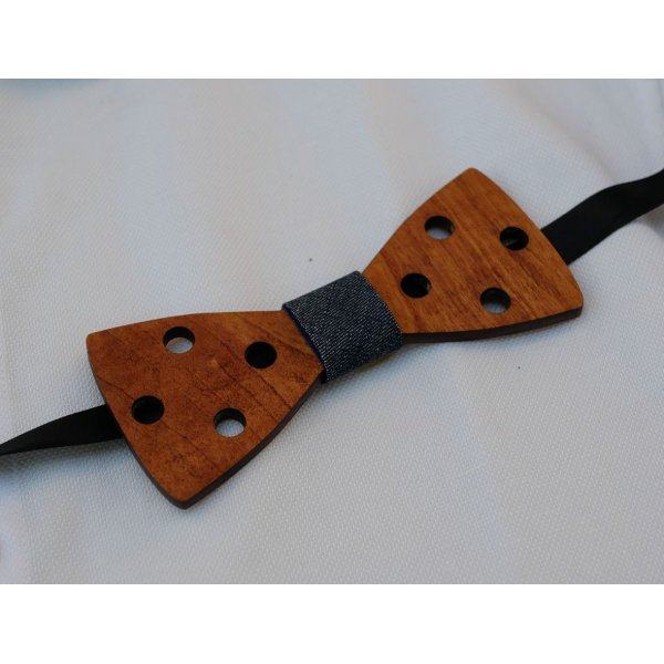 Graveret butterfly i bejdset tr&aelig; med huller til personligg&oslash;relse