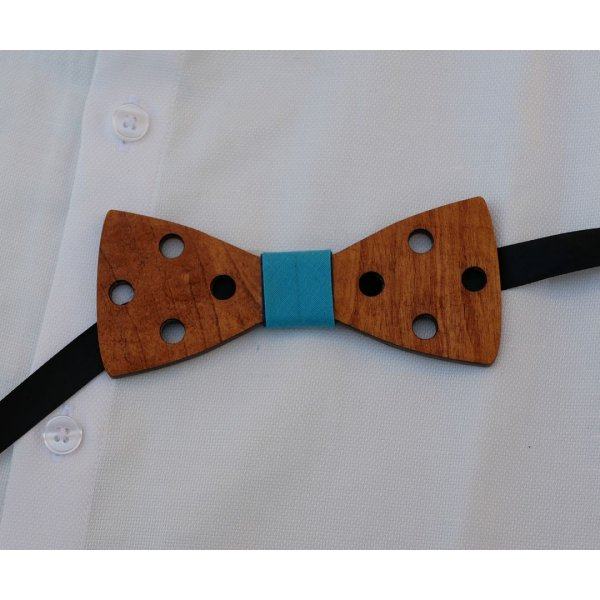 Graveret butterfly i bejdset tr&aelig; med huller til personligg&oslash;relse