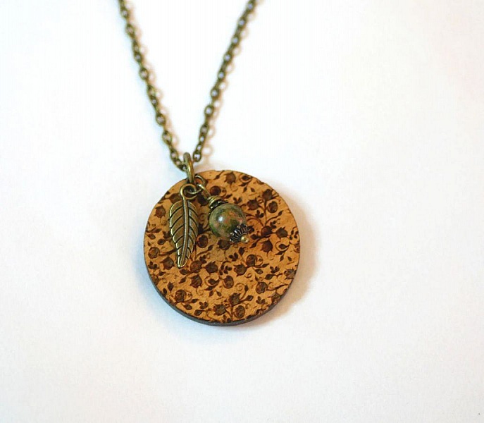 Graveret tr&aelig;vedh&aelig;ng med charms til personlig tilpasning