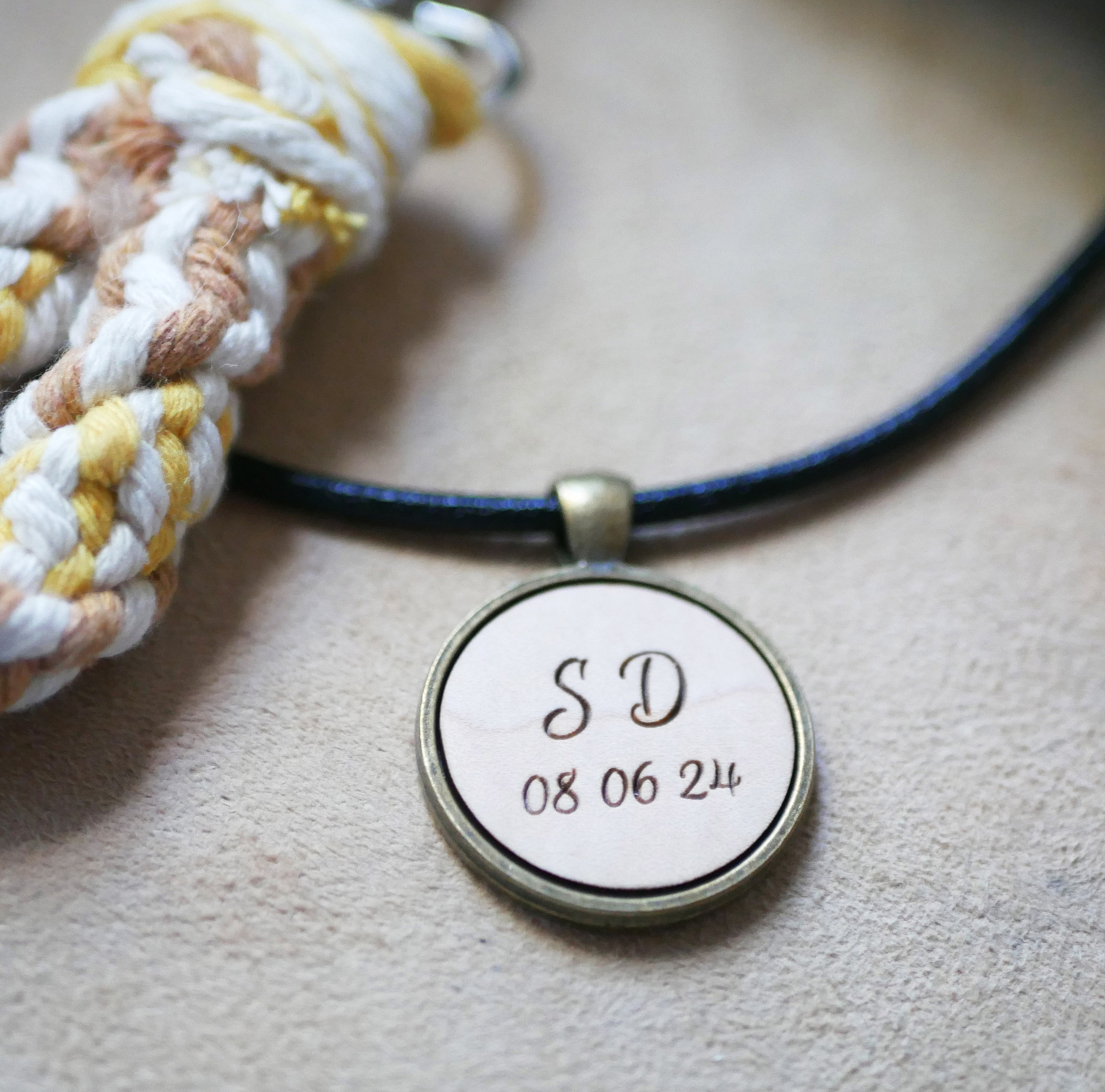 Pendentif personnalisé en bois gravé sur collier en cuir.