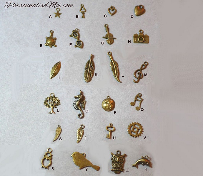 Assortiment de breloques en bronze vieilli pour pendentif personnalisé.