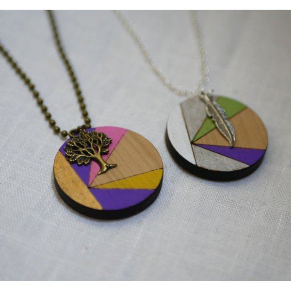 Tr&aelig;vedh&aelig;ng malet i farver p&aring; s&oslash;lvk&aelig;de, der kan personligg&oslash;res