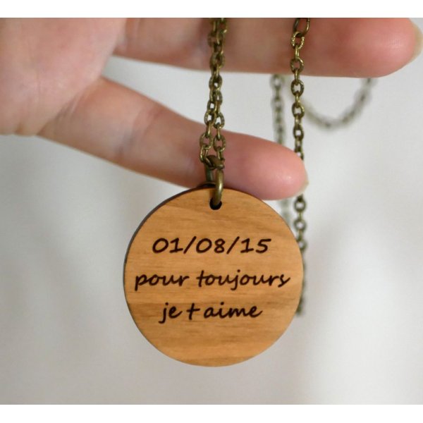 Tr&aelig;vedh&aelig;ng malet i farver p&aring; s&oslash;lvk&aelig;de, der kan personligg&oslash;res