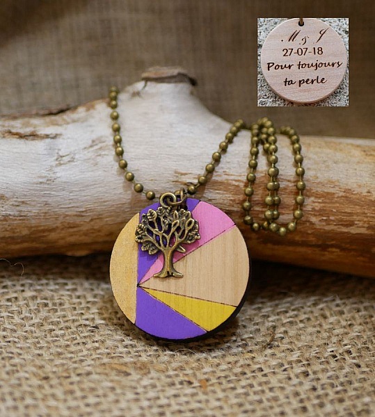 Pendentif rond en bois peint avec breloque arbre personnalisable.