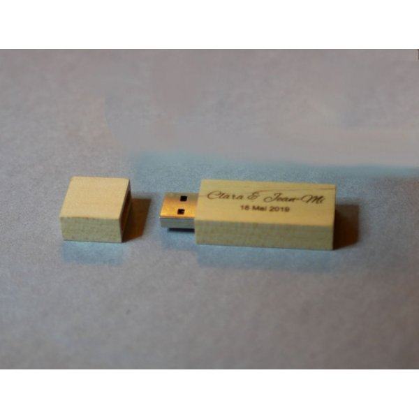Lille 16 GB USB-flashdrev i klart tr&aelig;, der kan personligg&oslash;res som en unik gave