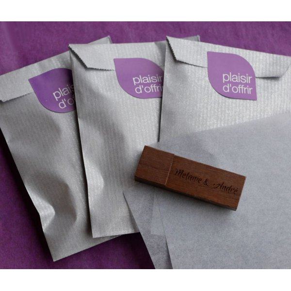 Lille graveret USB-n&oslash;gle i valn&oslash;ddetr&aelig; til personlig tilpasning