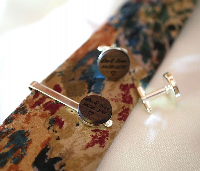 Boutons de manchette et pince à cravate personnalisés en bois.