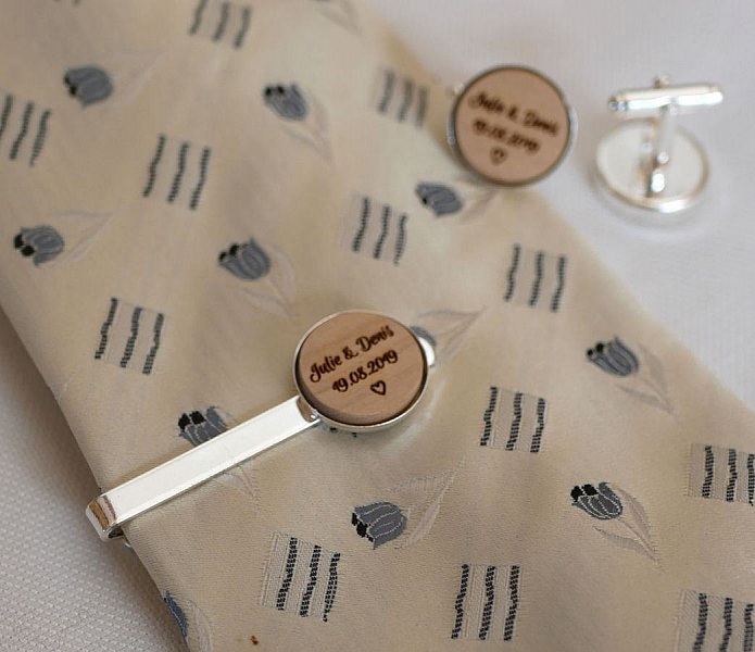 Pince à cravate et boutons de manchette personnalisés en bois.