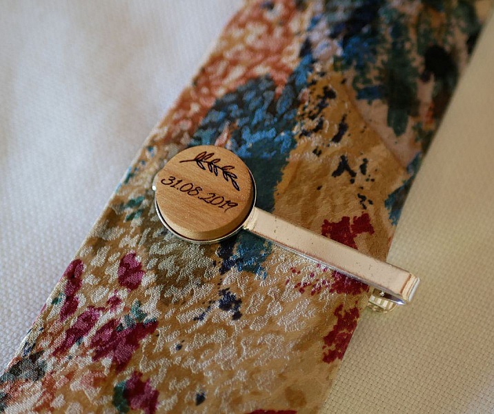 Pince à cravate personnalisée en bois gravé avec date.