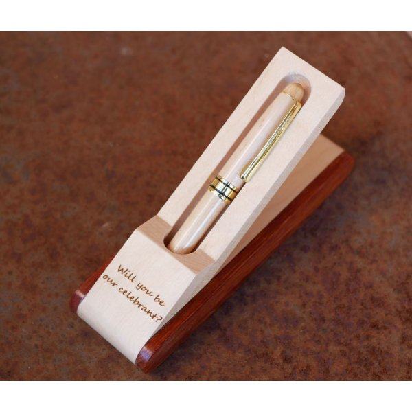 Tr&aelig; penalhus med graveret pen i en &aelig;ske, der kan personligg&oslash;res 