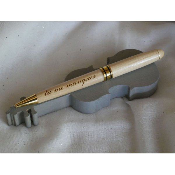 Tr&aelig; penalhus med graveret pen i en &aelig;ske, der kan personligg&oslash;res 