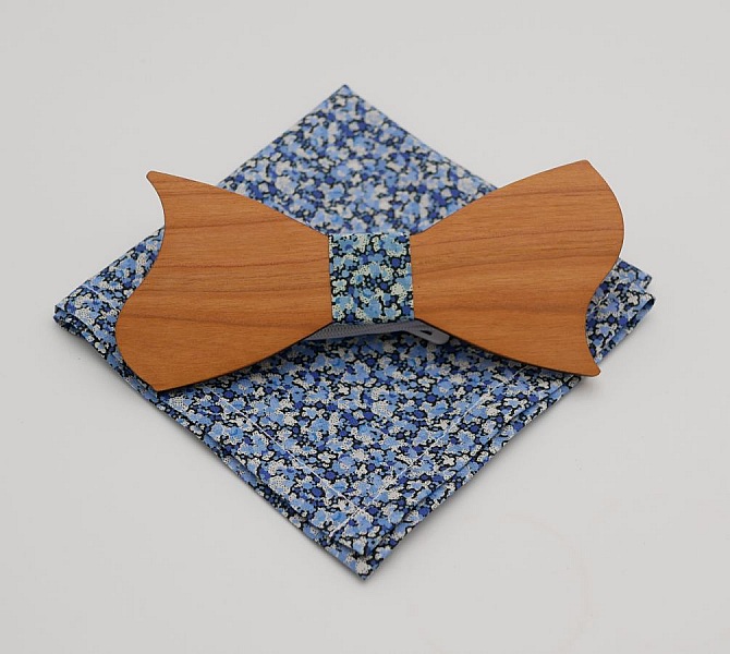 Nœud papillon en bois et pochette Liberty Pepper bleu.