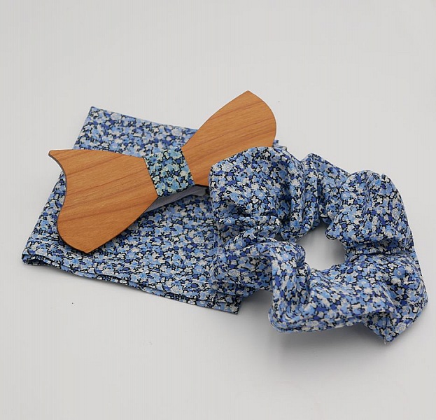 Set pochette, chouchou et nœud papillon en bois Liberty bleu.