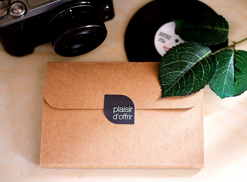 Emballage cadeau écoresponsable pour nœud papillon en bois.