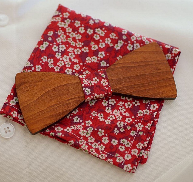 Nœud papillon en bois et pochette Liberty rouge assortie.