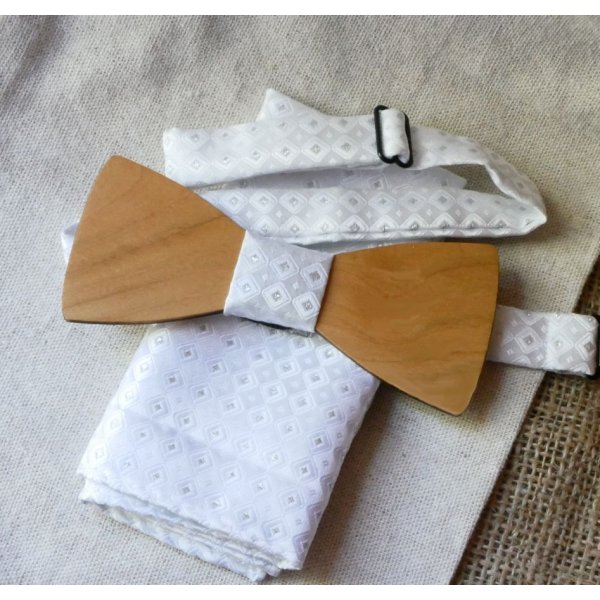 Hvid satinpose og en tr&aelig;bue efter eget valg