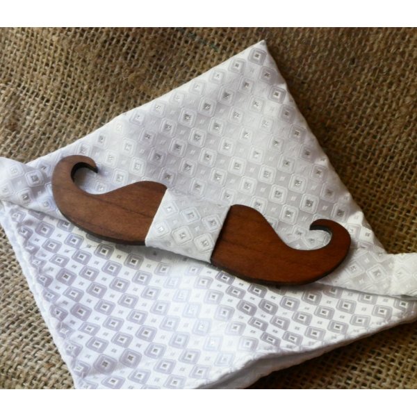 Hvid satinpose og en tr&aelig;bue efter eget valg