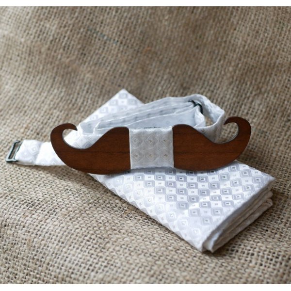 Hvid satinpose og en tr&aelig;bue efter eget valg