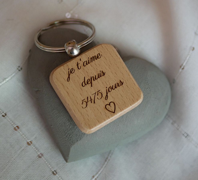 Porte-clés en bois personnalisé avec message romantique gravé.