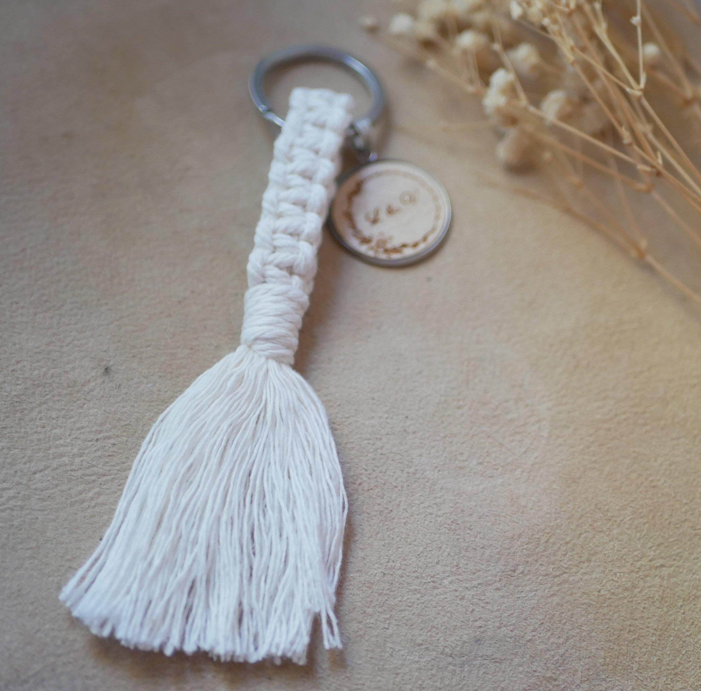 N&oslash;glering med personlig tr&aelig;cabochon og makram&eacute;dekoration i et udvalg af farver 