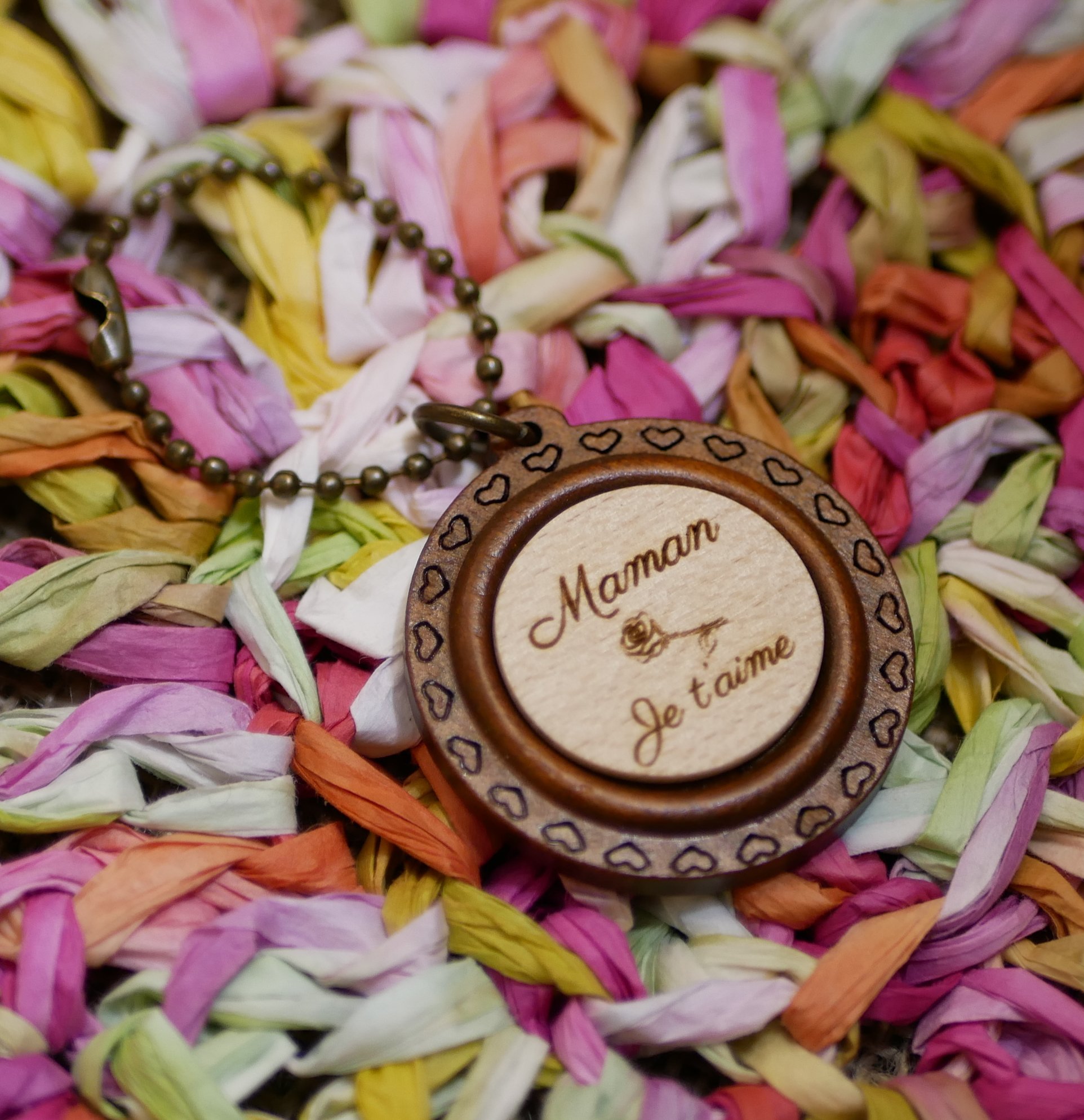 N&oslash;glering med tr&aelig;cabochon p&aring; rund ramme af kirseb&aelig;rtr&aelig; til personlig indgravering