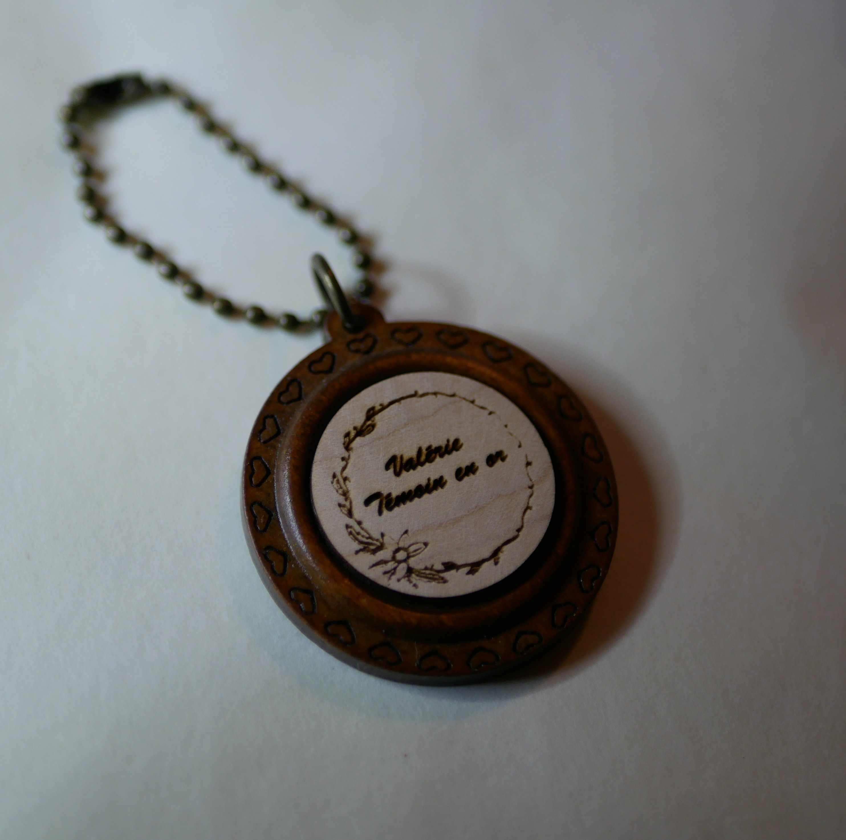 N&oslash;glering med tr&aelig;cabochon p&aring; rund ramme af kirseb&aelig;rtr&aelig; til personlig indgravering