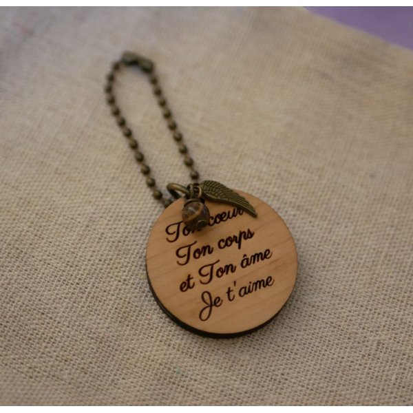 N&oslash;glering med perle og rund charme i kirseb&aelig;rtr&aelig;, som kan personligg&oslash;res ved gravering