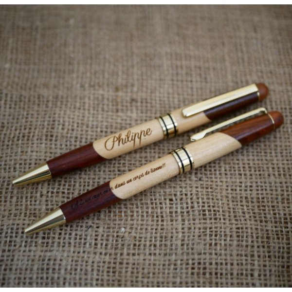 Graveret tofarvet tr&aelig;pen til personligg&oslash;relse