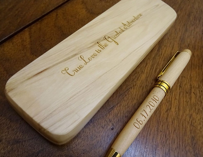 Coffret et stylo en bois gravés personnalisés.