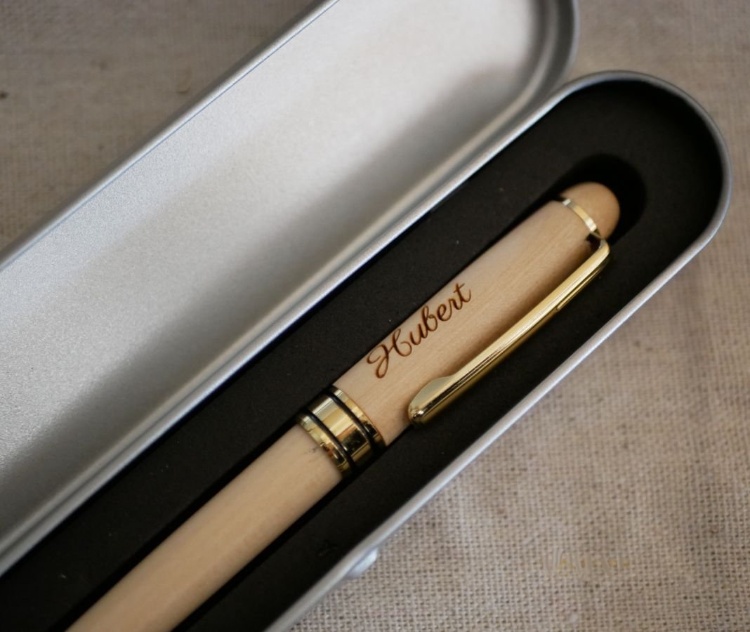 Stylo gravé personnalisé en bois coffret métal