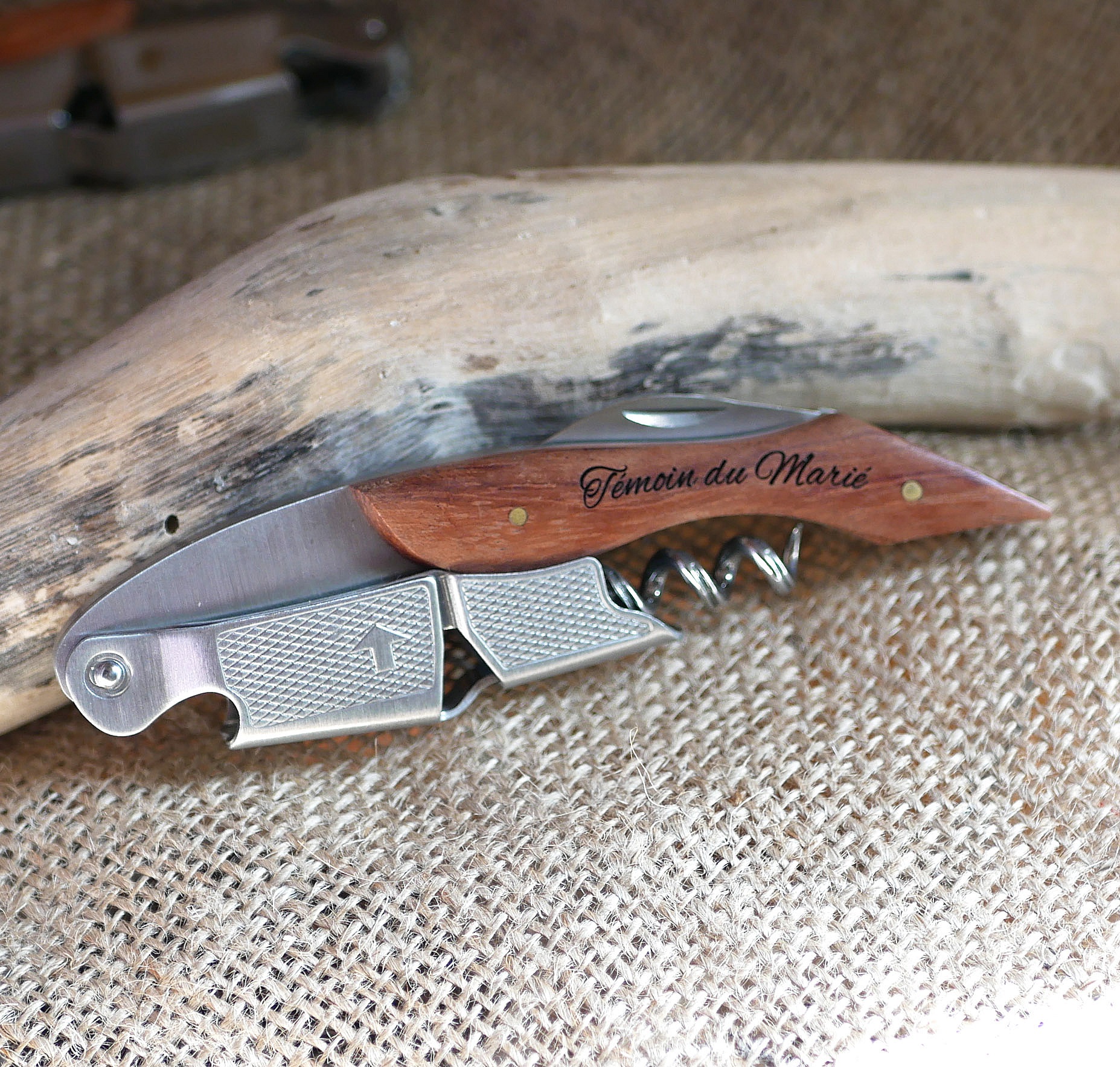 Proptr&aelig;kker med graveret tr&aelig;h&aring;ndtag, der kan personligg&oslash;res